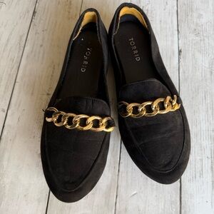 PREOWNED TORRID WOMENS POINTED LOAFER BLACK WITH GOLD CHAIN SIZE 8.5 WW